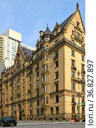 Dakota, cooperative apartment building in Upper West Side of Manhattan in New York City. Dakota has historically been home to many artists, actors, and musicians, including John Lennon, who was murdered in archway of building in 1980 (2021 год). Редакционное фото, фотограф Валерия Попова / Фотобанк Лори