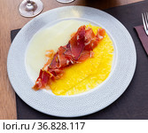 Carpaccio of pineapple and melon carpaccio with thinly sliced prosciutto. Стоковое фото, фотограф Яков Филимонов / Фотобанк Лори