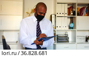 Businessman in protective mask makes notes in the document. Стоковое видео, видеограф Яков Филимонов / Фотобанк Лори