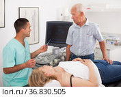 Man doctor talking with man and his wife. Стоковое фото, фотограф Яков Филимонов / Фотобанк Лори