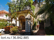 Ancient spanish colonial architecture villa in Old Havana. Immersed in greenery (2010 год). Стоковое фото, фотограф Ирина Мойсеева / Фотобанк Лори