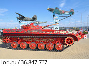 Боевая машина пехоты БМП-1, раскрашенная в традиционном русском народном стиле, в экспозиции парка "Патриот" солнечным днем. Вид сбоку. Каменск-Шахтинский (2021 год). Редакционное фото, фотограф Виктор Карасев / Фотобанк Лори