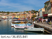 Coastal area of French city of Cassis overlooking port (2021 год). Редакционное фото, фотограф Яков Филимонов / Фотобанк Лори