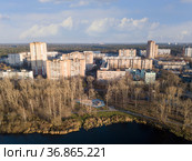Осень в городе. Вид сверху на жилой район и благоустроенный парк на берегу реки Пехорки. Город Балашиха, Московская область, Россия (2021 год). Стоковое фото, фотограф Bala-Kate / Фотобанк Лори