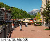 Горнолыжный курорт Роза Хутор. Набережная реки Мзымта. Rosa Khutor Ski Resort. Embankment of the Mzymta river. (2021 год). Редакционное фото, фотограф Евгений Романов / Фотобанк Лори