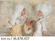 Baroque style couple reading a book indoors. Стоковое фото, фотограф Алексей Кузнецов / Фотобанк Лори