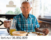 señor dines on the terrace restaurant in the afternoon. Стоковое фото, фотограф Татьяна Яцевич / Фотобанк Лори