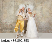 Fun couple in Baroque style clothes and white wigs in studio. Стоковое фото, фотограф Алексей Кузнецов / Фотобанк Лори