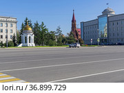 Вид с площади Графа Сперанского на православную часовню, католический костел и здание управления "Иркутскэнерго". Иркутск, солнечный день в августе (2021 год). Редакционное фото, фотограф Сергей Рыбин / Фотобанк Лори