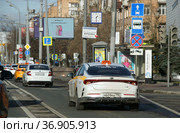 Автомобили такси на выделенной полосе. Россия, город Москва, Варшавское шоссе (2021 год). Редакционное фото, фотограф Щеголева Ольга / Фотобанк Лори