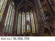 Часовня Сент-Шапель (Sainte-Chapelle). Интерьер Верхней капеллы - витражи. Париж, Франция (2018 год). Редакционное фото, фотограф Сергей Рыбин / Фотобанк Лори