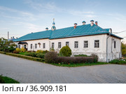 Московская область, Колоцкий монастырь, Южный келейный корпус и Церковь Елисаветы Феодоровны (2021 год). Редакционное фото, фотограф glokaya_kuzdra / Фотобанк Лори