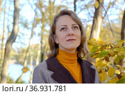 Портрет умиротворенной женщины  в осеннем парке. Стоковое фото, фотограф Ирина Борсученко / Фотобанк Лори