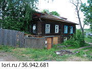 Двухэтажный бревенчатый жилой дом. Набережная Гавани, 4. Город Кимры. Тверская область (2011 год). Стоковое фото, фотограф lana1501 / Фотобанк Лори