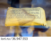 Английский индивидуальный перевязочный пакет, 1940 год (2020 год). Редакционное фото, фотограф Вячеслав Палес / Фотобанк Лори