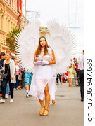 Russia, Samara, July 2019: processions of beautiful dressed up girls on Kuibyshev street at the carnival dedicated to the World Cup. Редакционное фото, фотограф Акиньшин Владимир / Фотобанк Лори