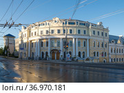 Старинное здание XVIII века, в котором сейчас располагается городская управа, ранним июльским утром. Калуга (2021 год). Редакционное фото, фотограф Виктор Карасев / Фотобанк Лори