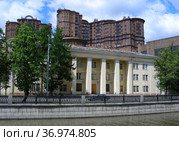 Трехэтажное административное здание, 1953 года постройки. ЗАО «Энергокаскад». Набережная Академика Туполева, 15, корпус 5. Басманный район. Город Москва (2011 год). Редакционное фото, фотограф lana1501 / Фотобанк Лори