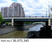Электрозаводский мост. Река Яуза. Рубцовская и Семеновская набережные. Район Сокольники. Город Москва (2011 год). Редакционное фото, фотограф lana1501 / Фотобанк Лори