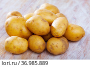 Raw potatoes on wooden background. Стоковое фото, фотограф Яков Филимонов / Фотобанк Лори