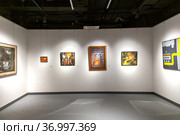Picture gallery of modern art in Sinara Art Gallery. Interior of the most famous cultural center in the city of Yekaterinburg (2021 год). Редакционное фото, фотограф Евгений Ткачёв / Фотобанк Лори
