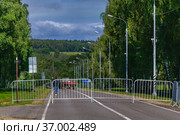 Московская область, Бородинский музей-заповедник, перегороженное забором шоссе во время праздника "День Бородина" (2021 год). Редакционное фото, фотограф glokaya_kuzdra / Фотобанк Лори