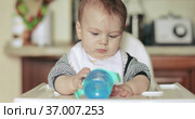 Baby boy drinking water at a table. Стоковое видео, видеограф Потийко Сергей / Фотобанк Лори