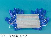 Несколько новых медицинских масок лежат на синих одноразовых перчатках. Стоковое фото, фотограф Наталья Гармашева / Фотобанк Лори