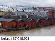 Старинные деревянные амбары- символ города Порвоо в городском пейзаже сумрачным октябрьским днем. Финляндия (2019 год). Стоковое фото, фотограф Виктор Карасев / Фотобанк Лори