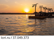 Закат на Пироговском водохранилище, Московская область. Популярное место отдыха "Бухта радости" (2021 год). Стоковое фото, фотограф Evgenia Shevardina / Фотобанк Лори