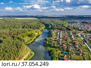 Бердск, река Раздельная, Новосибирская область, Западная Сибирь России - 1 августа,2021: вид с высоты птичьего полёта на садовые постройки в пригороде у реки. Редакционное фото, фотограф Евгений Мухортов / Фотобанк Лори