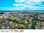 Бердск, Новосибирская область, Западная Сибирь России - 1 августа,2021: вид с высоты птичьего полёта на реку раздельную в черте города. Редакционное фото, фотограф Евгений Мухортов / Фотобанк Лори
