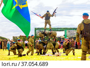 Russia, Samara, June 2019: Soldiers of paratroopers perform demonstration exercises for spectators of the race of heroes. Text in Russian: Declaration of an individual. Редакционное фото, фотограф Акиньшин Владимир / Фотобанк Лори