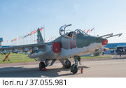 Российский и советский бронированный военный дозвуковой самолёт-штурмовик Су-25СМ3 "Супер грач" Frogfoot на Международном авиасалоне МАКС-2019 в Жуковском, Россия, вид справа-спереди. Редакционное фото, фотограф Малышев Андрей / Фотобанк Лори