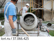 Labore worker operating concrete cement mixer at construction site. Стоковое фото, фотограф Matej Kastelic / Фотобанк Лори