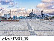 Admiral Serebryakov Embankment and the Mikhail Kutuzov Cruiser Museum (2021 год). Редакционное фото, фотограф Владимир Ушаров / Фотобанк Лори