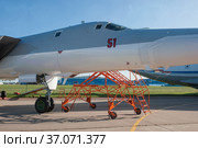 Советский и российский дальний сверхзвуковой ракетоносец-бомбардировщик Ту-22М3 Backfire бортовой номер RF-34050 на Международном авиа салоне МАКС-2019 в Жуковском, Россия, фрагмент справа. Редакционное фото, фотограф Малышев Андрей / Фотобанк Лори