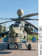 Советский и российский учебно-боевой военный вертолет Миль Ми-28УБ «Ночной охотник» Havoc-B с номером RF-13659 на Международном авиасалоне МАКС-2019 в Жуковском, Россия, вид спереди. Редакционное фото, фотограф Малышев Андрей / Фотобанк Лори