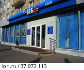 Банк "ВТБ 24". Улица Ленина, 4. Город Реутов. Московская область (2012 год). Редакционное фото, фотограф lana1501 / Фотобанк Лори