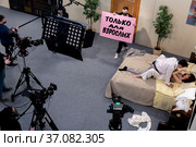 Съемка в рамках проекта "Санта Барбара" в Доме культуры ГЭС-2 в городе Москве, Россия (2021 год). Редакционное фото, фотограф Николай Винокуров / Фотобанк Лори