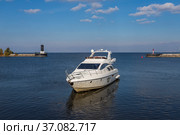 Стрельна. Белая яхта с ВИП гостями причаливает к пирсу (2021 год). Редакционное фото, фотограф Литвяк Игорь / Фотобанк Лори