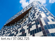 Бизнес-центр "Линкор". Фрагмент здания. Улица Авиаконструктора Микояна, дом 12. Москва (2021 год). Редакционное фото, фотограф E. O. / Фотобанк Лори