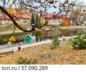 Кормушка для птиц в саду имени С.Т. Аксакова осенью. Уфа, Республика Башкортостан (2021 год). Стоковое фото, фотограф Овчинникова Ирина / Фотобанк Лори