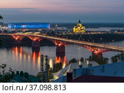 Россия. Нижний Новгород. Канавинский мост и стрелка в сумерках (2021 год). Редакционное фото, фотограф Литвяк Игорь / Фотобанк Лори