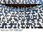 Бизнес-центр "Линкор". Улица Авиаконструктора Микояна, дом 12. Крупный план здания. Москва. Россия (2021 год). Редакционное фото, фотограф E. O. / Фотобанк Лори