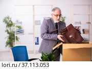 Old male employee in dismissal concept. Стоковое фото, фотограф Elnur / Фотобанк Лори