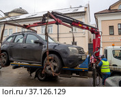 Эвакуация автомобиля, нарушившего правила парковки, город Тула (2021 год). Редакционное фото, фотограф Вячеслав Палес / Фотобанк Лори