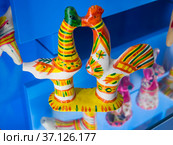 Филимоновская игрушка в виде целующихся птиц, экспонат Тульского краеведческого музея (2021 год). Редакционное фото, фотограф Вячеслав Палес / Фотобанк Лори