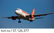 Airline EasyJet plane comes in for a landing in an aeroport El Prat city of Barcelona (2020 год). Редакционное фото, фотограф Яков Филимонов / Фотобанк Лори