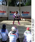 Веселая зарядка "Kinder + Спорт" в парке культуры и отдыха «Сокольники». Проводит знаменитая гимнастка Ляйсан Утяшева. День города, 1 сентября 2012. Город Москва. Редакционное фото, фотограф lana1501 / Фотобанк Лори